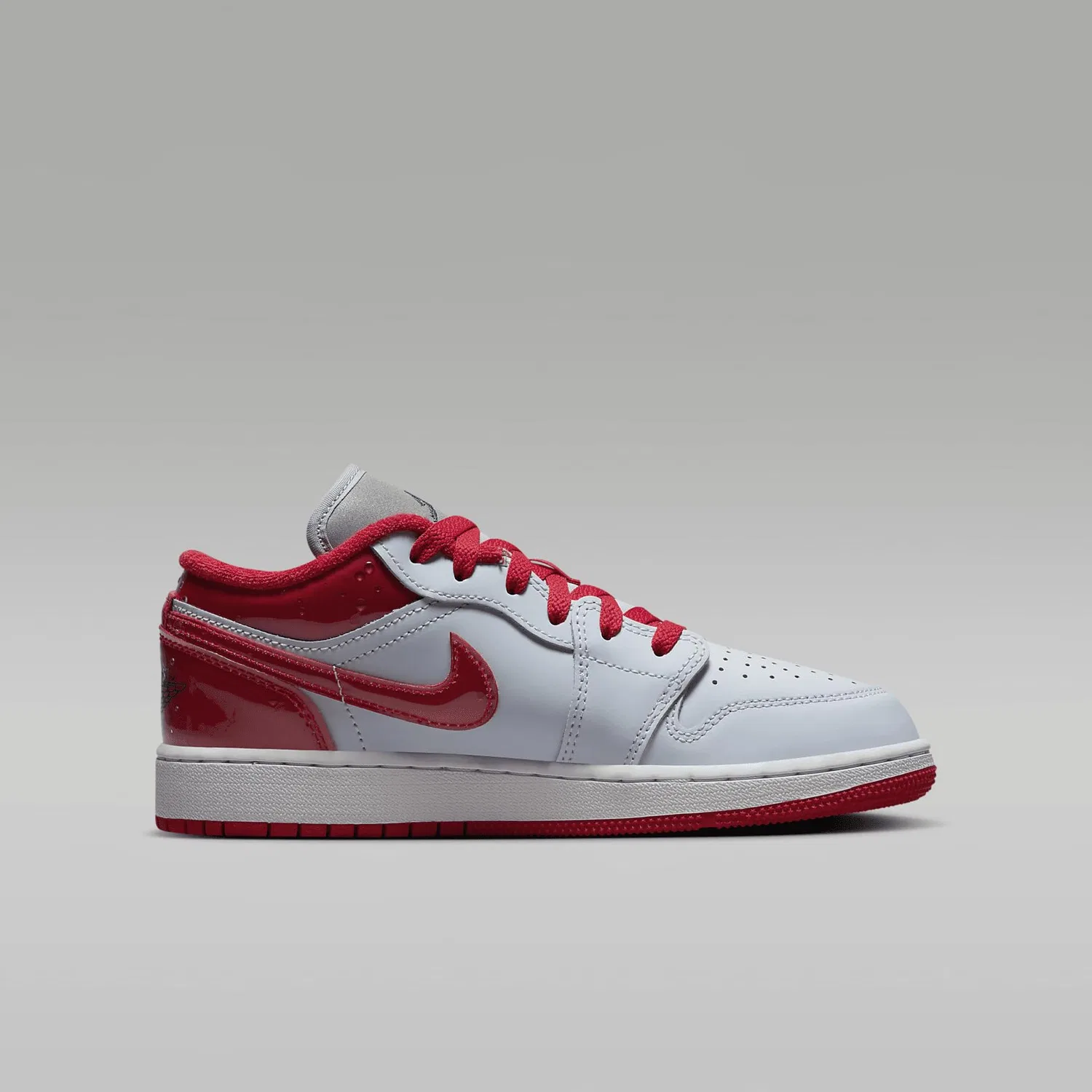 Детские кроссовки для мальчиков с кроссовками Air Jordan 1 Low Se Big Kids Shoes NIKE, Football Grey University Red — фото 3