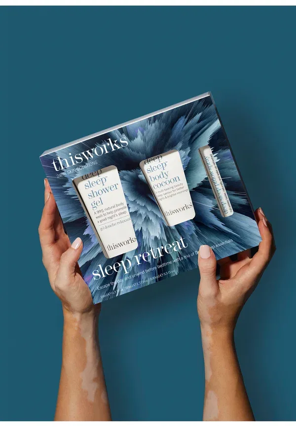 Набор для сна Deep Sleep Retreat Trio Gift Set This Works, состоящий из геля для душа (100 мл), лосьона для тела (50 мл) и спрея для подушки (35 мл) — фото 3