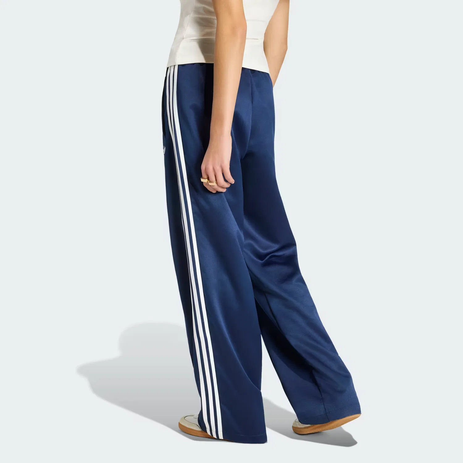 Женские спортивные брюки свободного кроя из сатина SATIN SST Loose Track Pant Adidas Originals, Night Indigo/White — фото 2