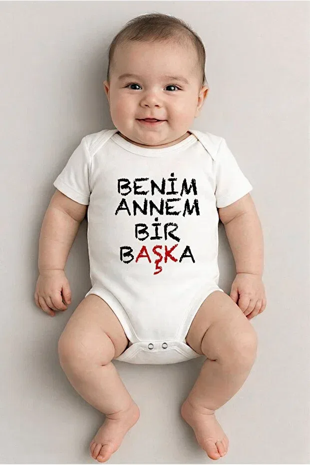 Детское боди с коротким рукавом с принтом My Mom Is Another Theme Sedirli, White
