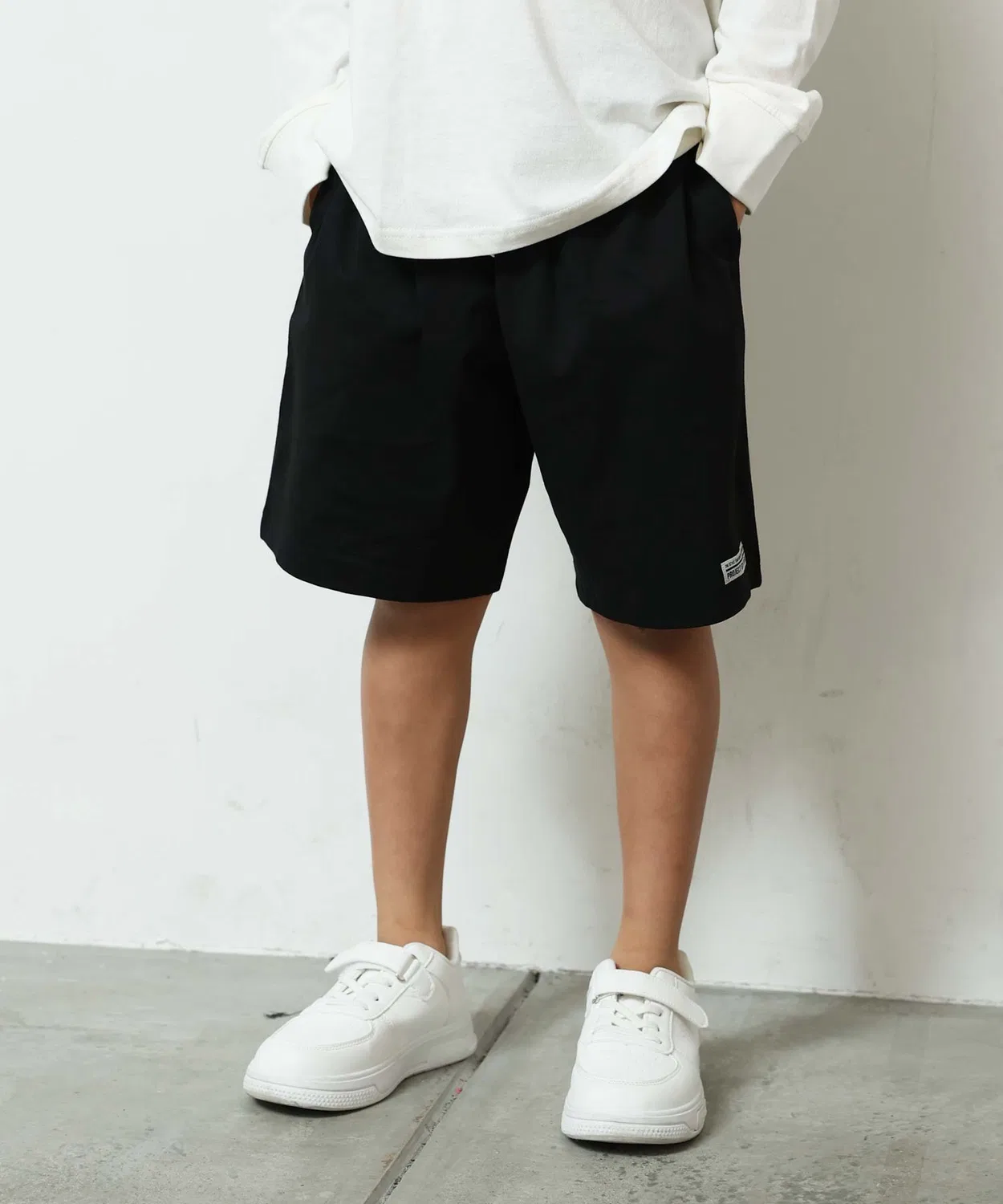 Детские шорты без принта с эластичным поясом THE CASUAL, Black