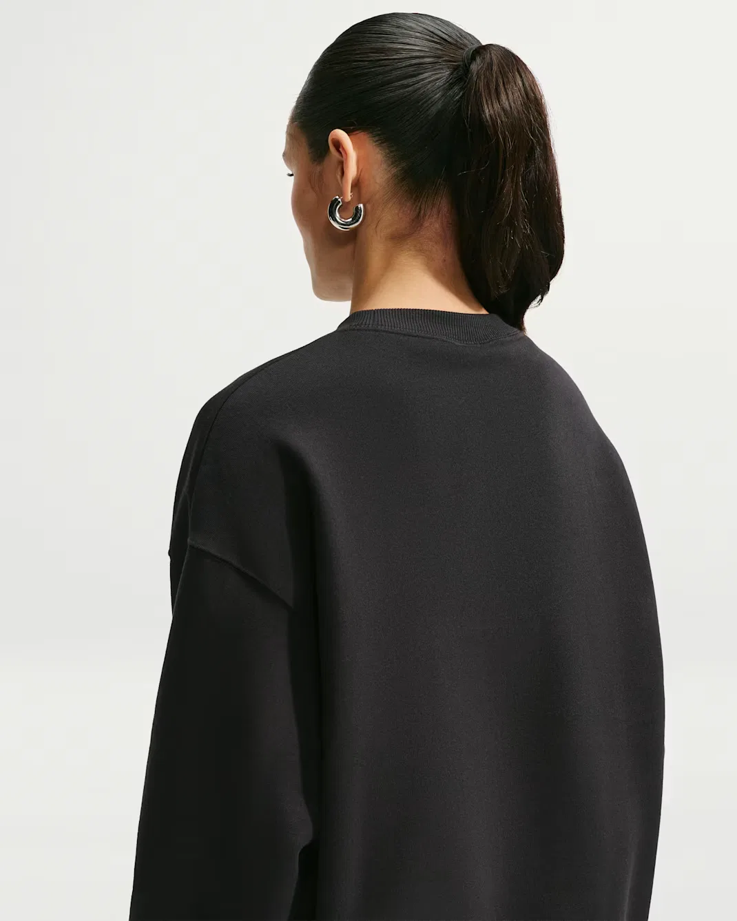 Женская толстовка оверсайз с круглым вырезом Nike Studio Fleece Medium Weight, Total Black/Sail — фото 2