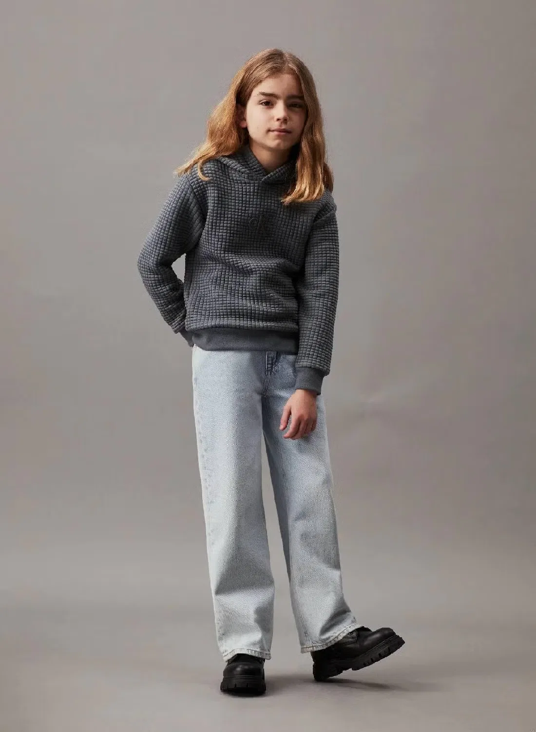Худи с капюшоном жаккардовое стеганое с логотипом Calvin Klein Jeans, серый — фото 4