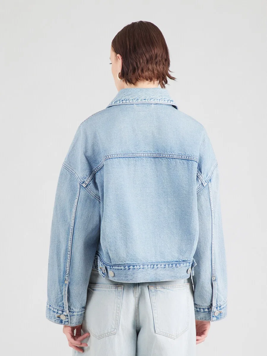 Куртка LEVI'S для межсезонья «Свободная укороченная куртка-тракер» небесно-голубого цвета — фото 4