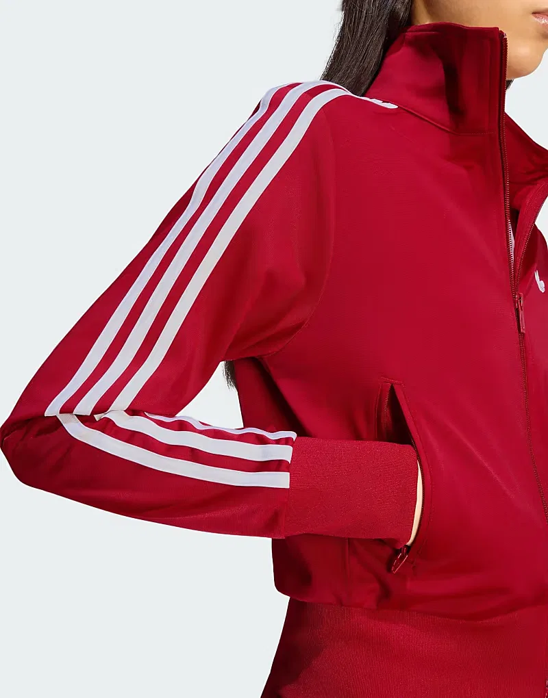 Классическая спортивная куртка Adidas Originals Firebird в красно-белом цвете, символизирующем победу команды — фото 4