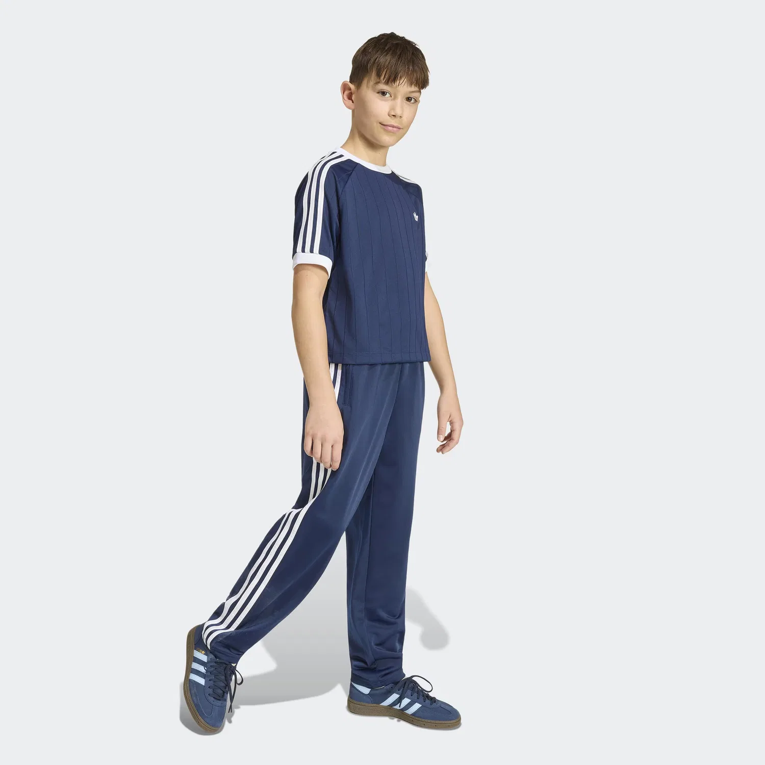 Футболка Adidas Originals темно-синего цвета — фото 4