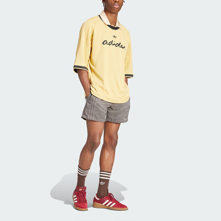 Футболка с модным графическим принтом бежевого цвета Adidas Originals, светло-желтый — фото 2