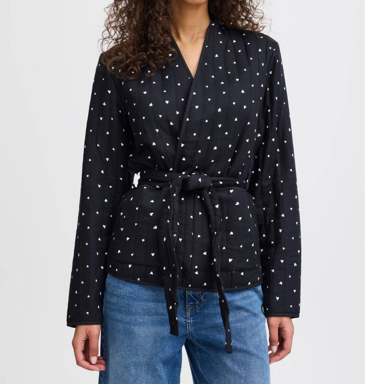 

Ленарда Стеганая куртка с поясом в черном цвете ICHI