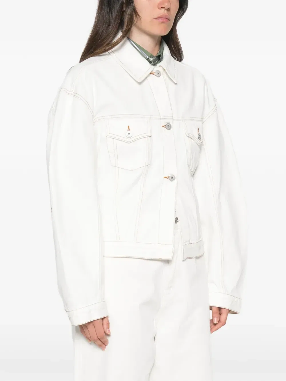 Джинсовая куртка с контрастной строчкой JACQUEMUS, белый — фото 3