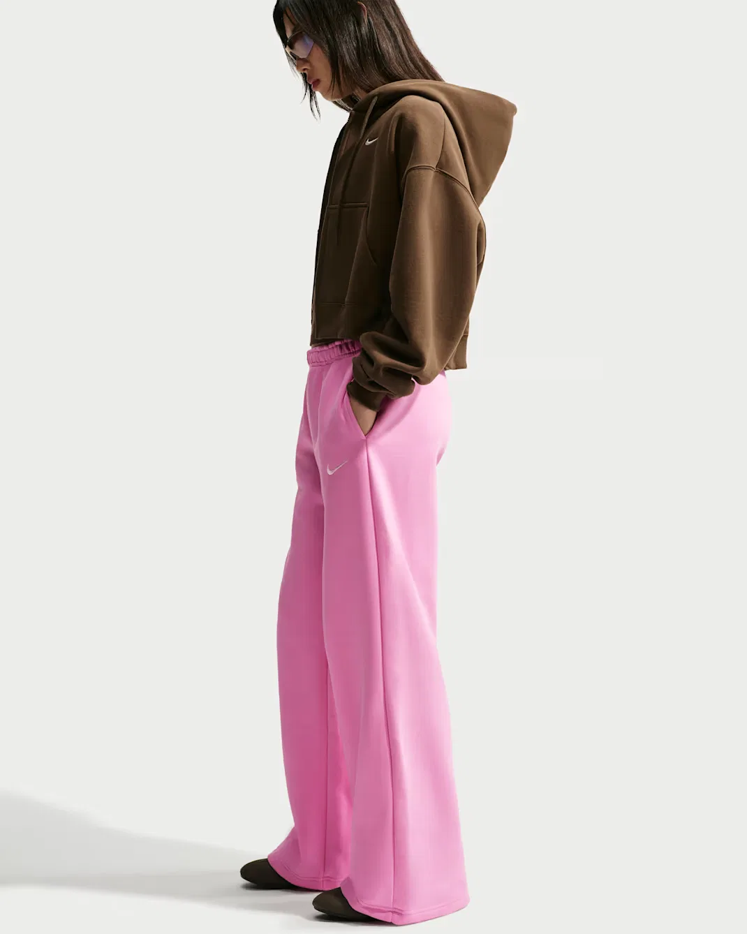 Женские брюки средней посадки с широкими штанинами Nike Studio Fleece Medium Weight, Pink Rise/Sail — фото 4