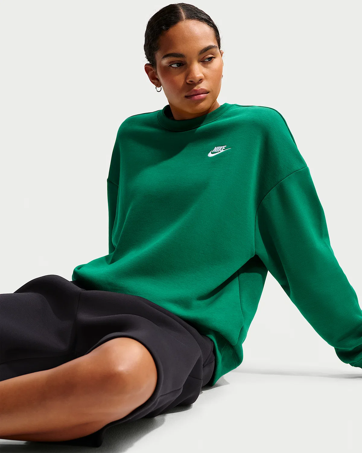 Женский свободный свитшот с круглым вырезом Nike Sportswear Club Fleece, Malachite/White — фото 3