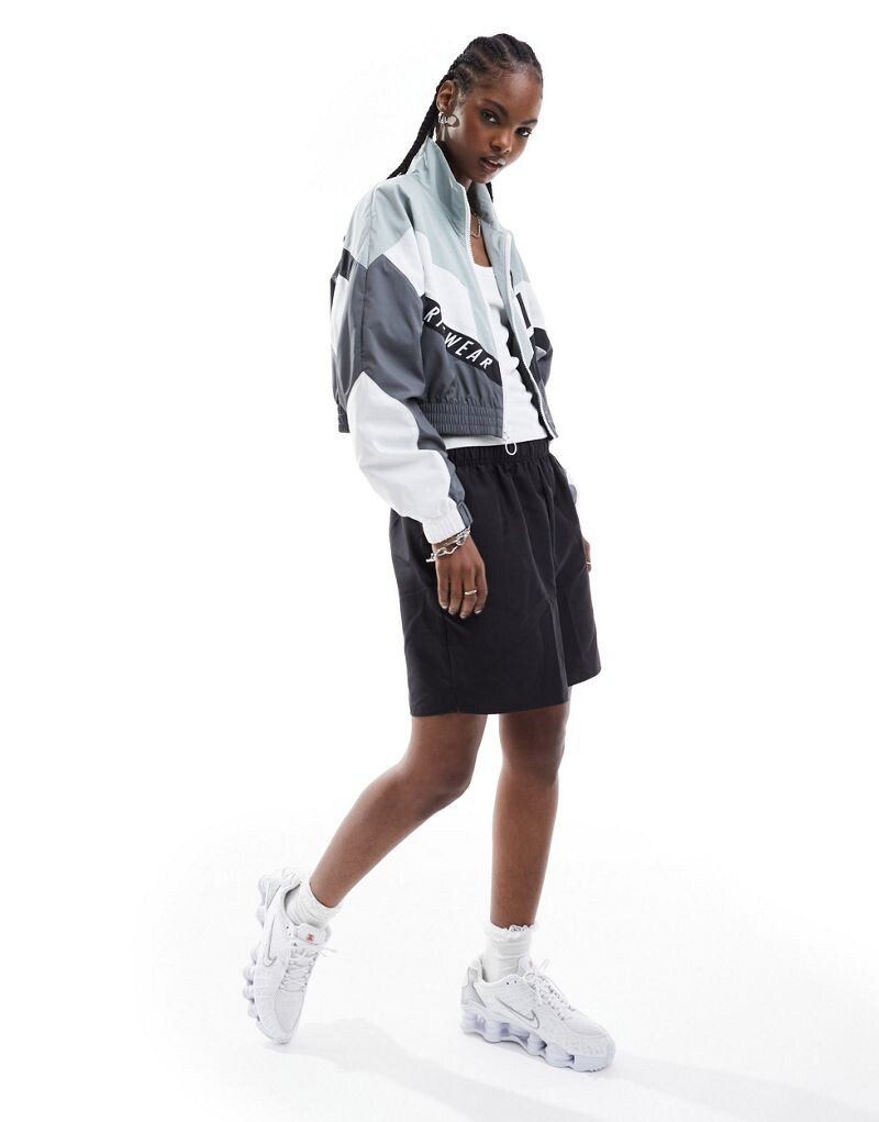 

Серая спортивная футболка на молнии Nike Streetwear