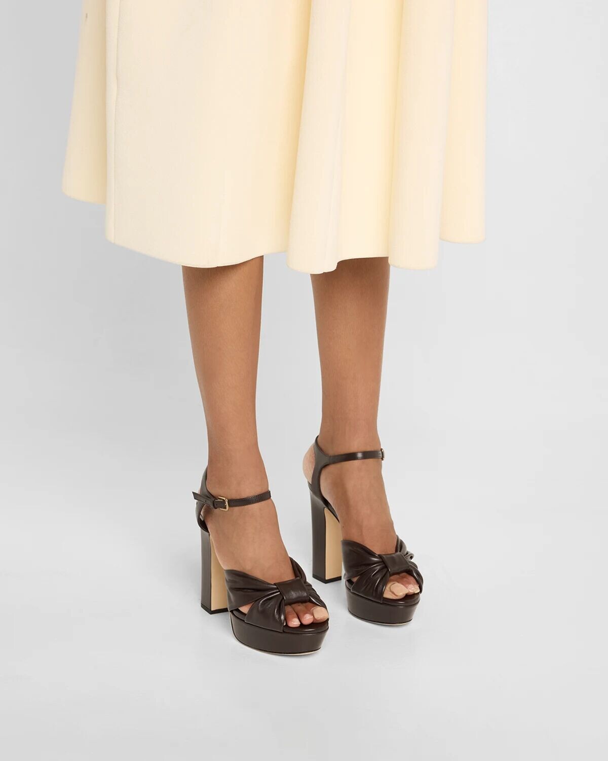 Кожаные босоножки на платформе Heloise с узлом Jimmy Choo, цвет Coffee — фото 2