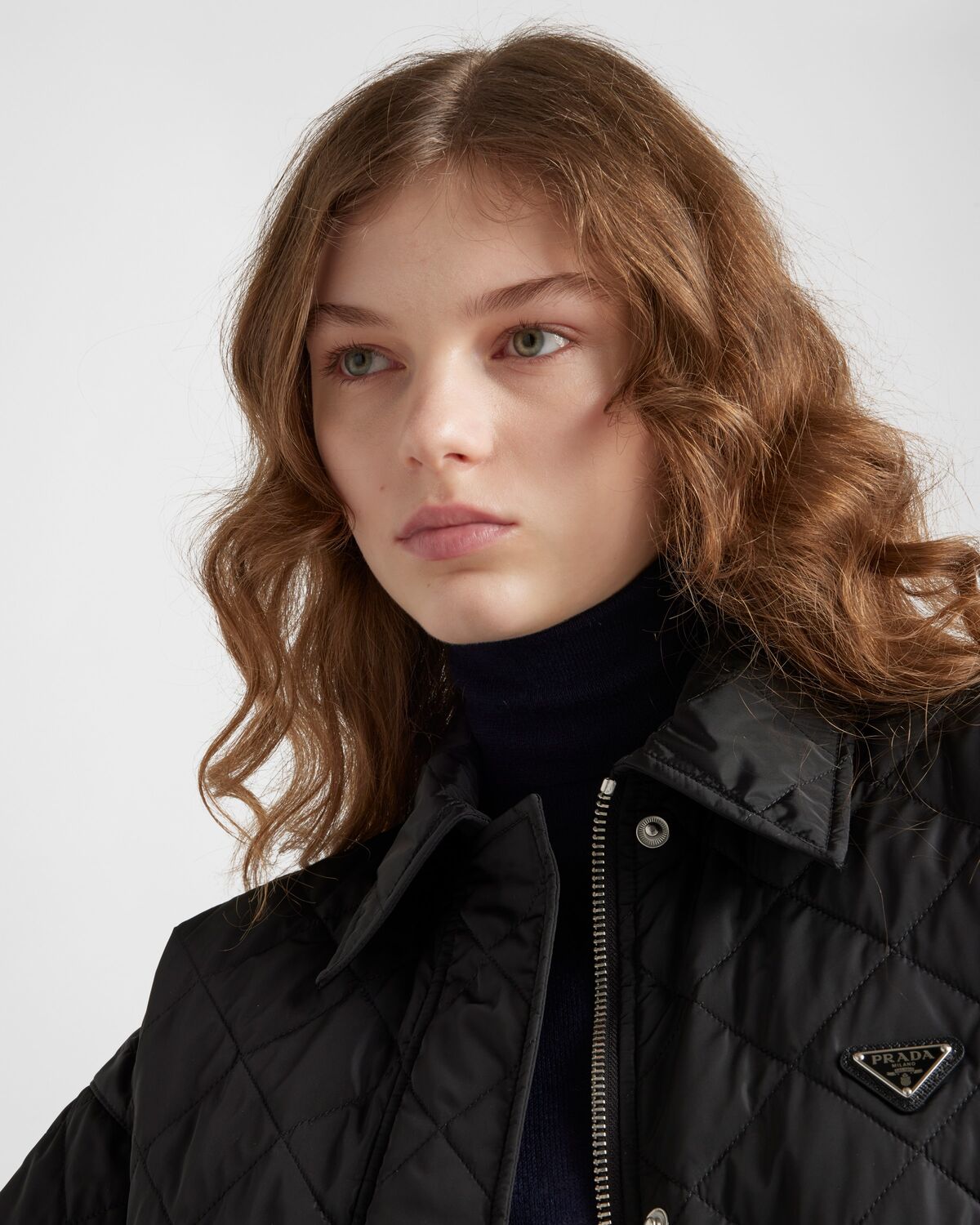 Легкая куртка-бомбер из переработанного нейлона Prada, черный — фото 4
