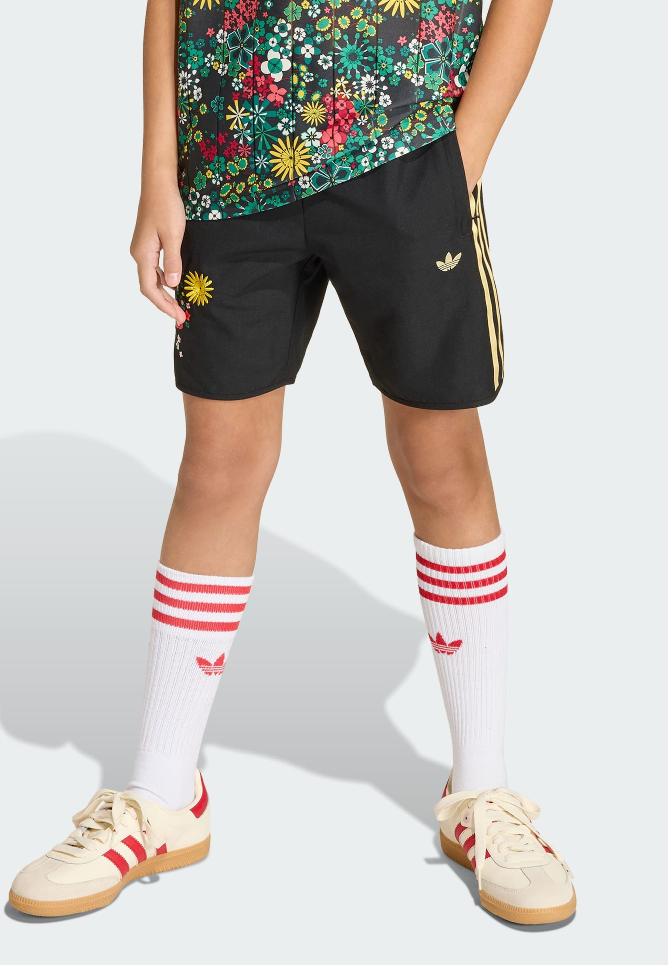 Шорты Regular 'Adidas Originals x Liberty London' в черном цвете — фото 2