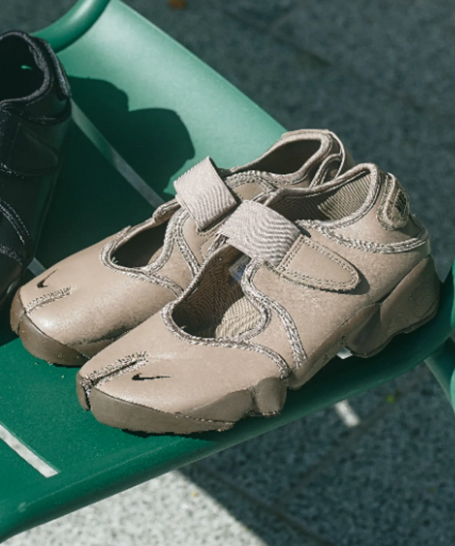 Унисекс кожаные кроссовки NIKE AIR RIFT LTR IO8738-214 коричневые