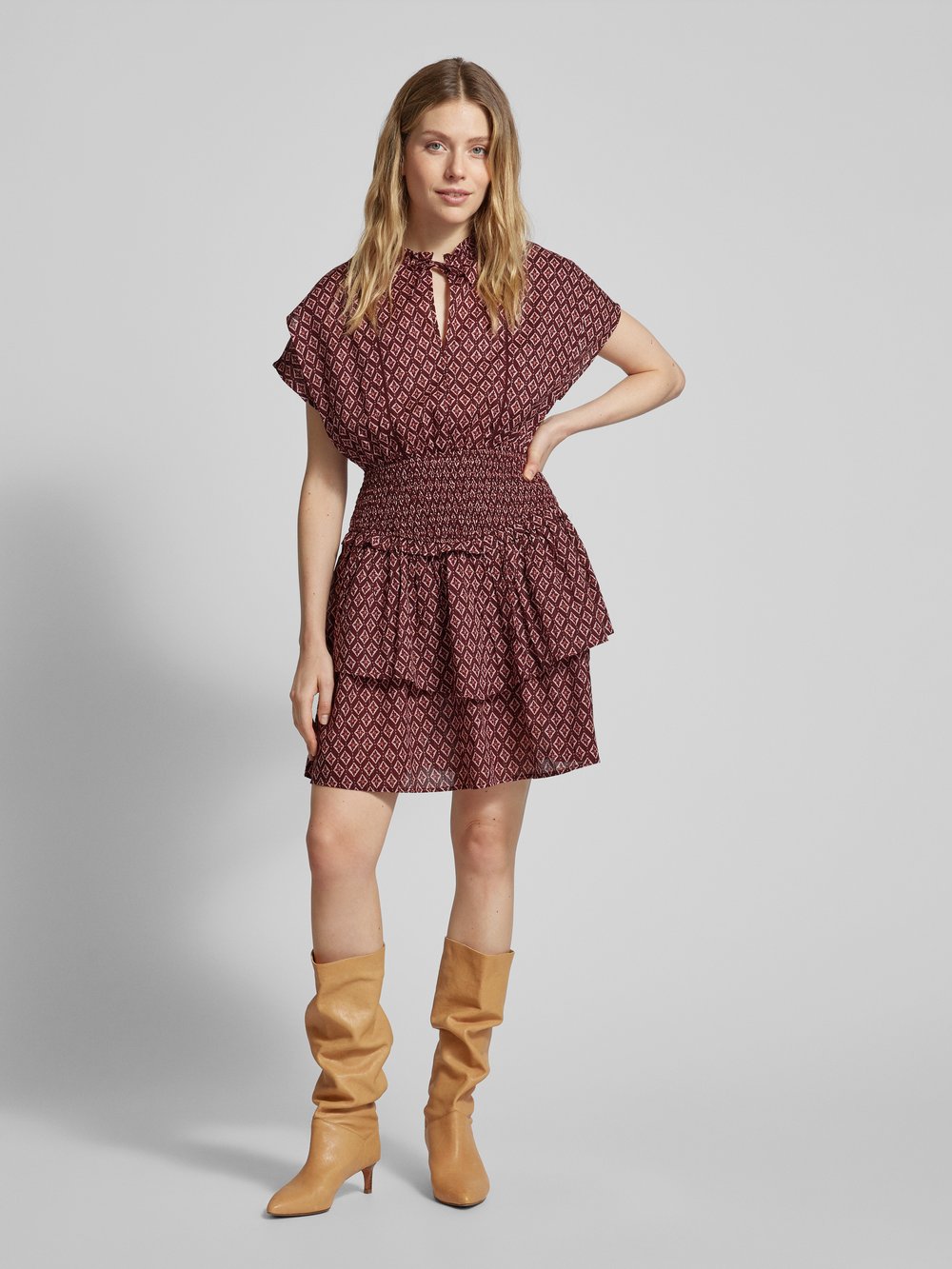 

Мини-платье с многоярусным дизайном Scotch & Soda, бордовый