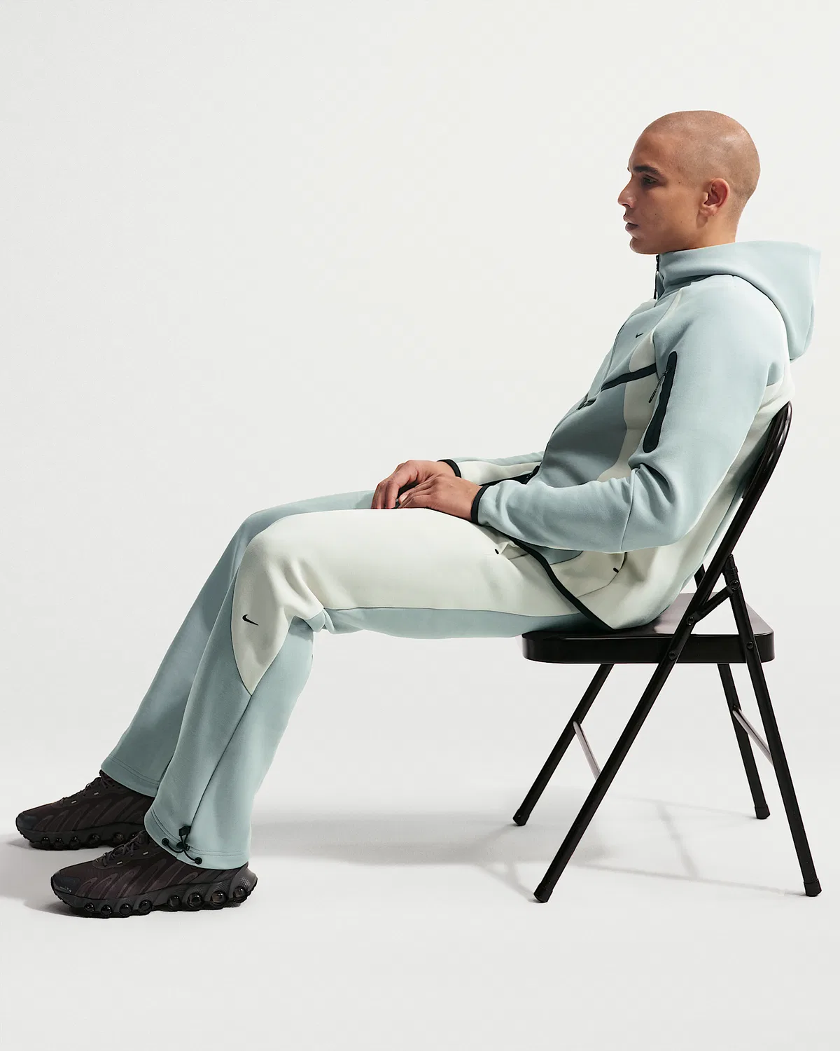 Мужские флисовые штаны Nike Tech с цветовой блокировкой и открытым низом, Light Pumice/Light Bone/Black/Black — фото 4