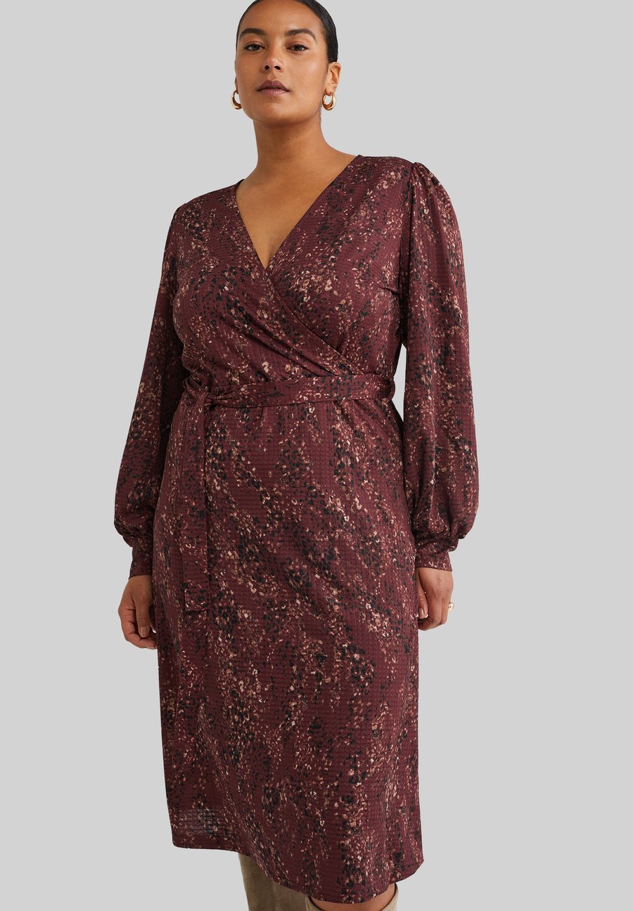 

Платье WE Fashion CURVE, Burgundy Red/Bordeaux