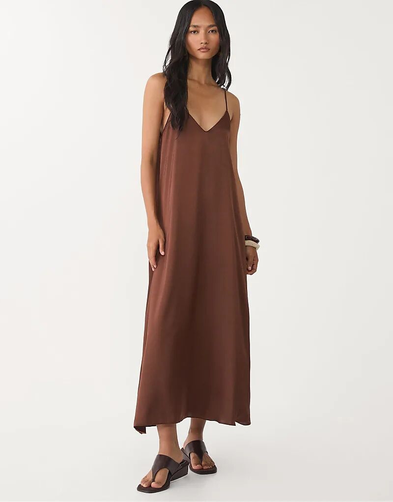 

Длинное атласное платье Stradivarius коричневого цвета