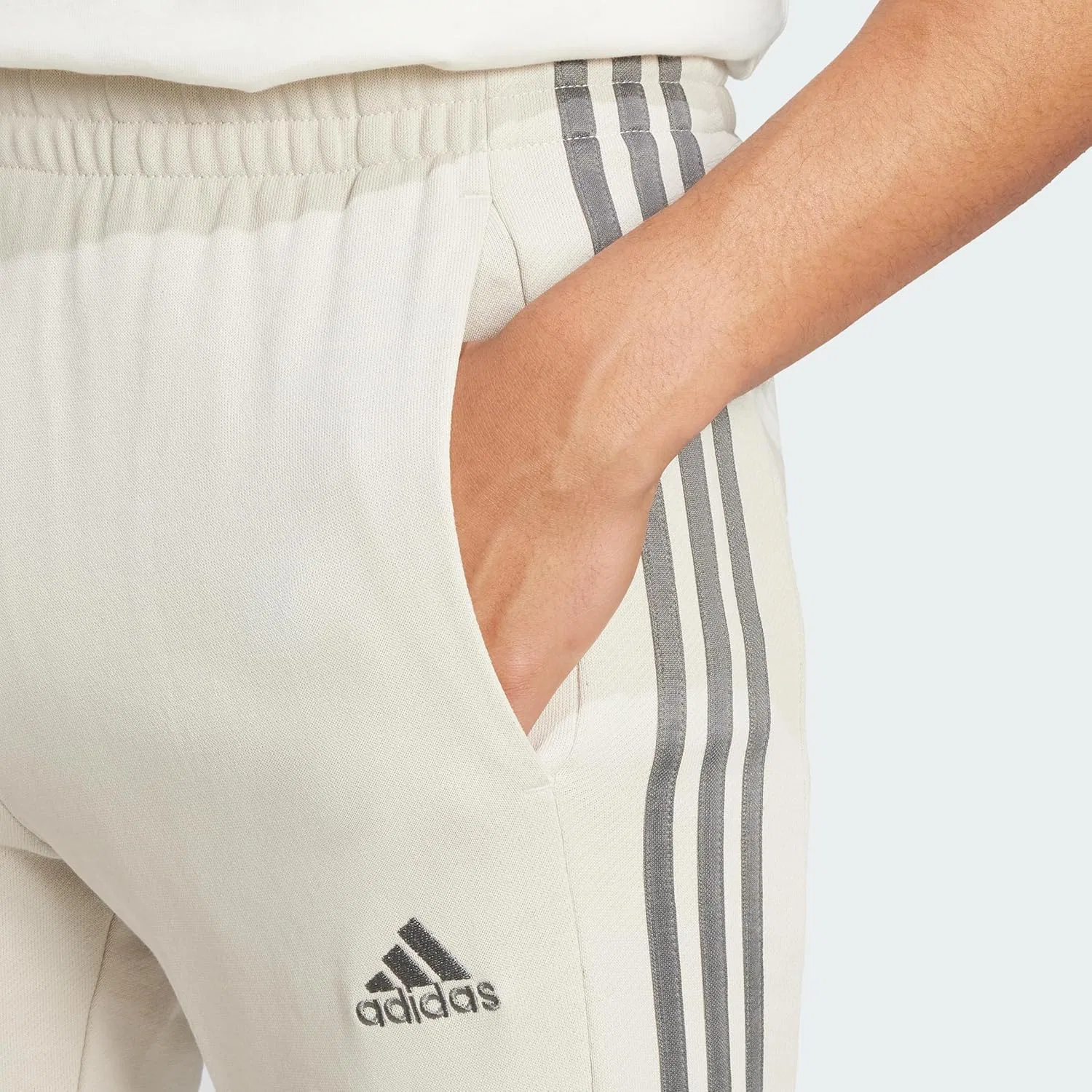 Мужские брюки adidas Essentials из французского махрового трикотажа с зауженными манжетами и тремя полосками — фото 2