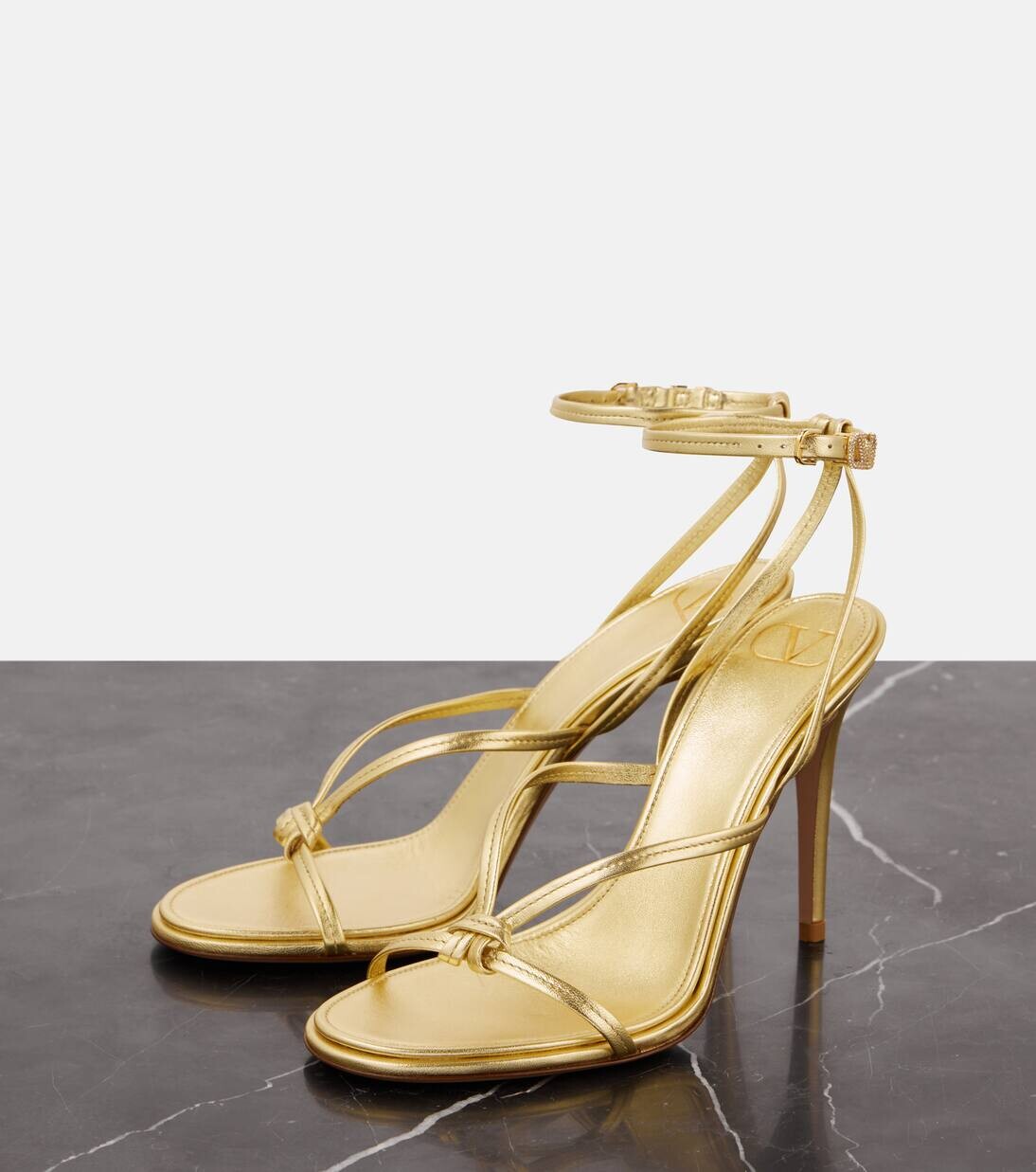 Сандалии Eveninglam из металлизированной кожи Valentino Garavani, цвет gold/crystal — фото 4