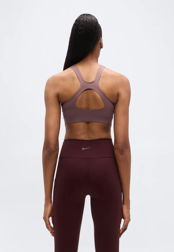 Спортивный бюстгальтер средней степени поддержки Nike Performance, Tattoo/Burgundy Crush — фото 3