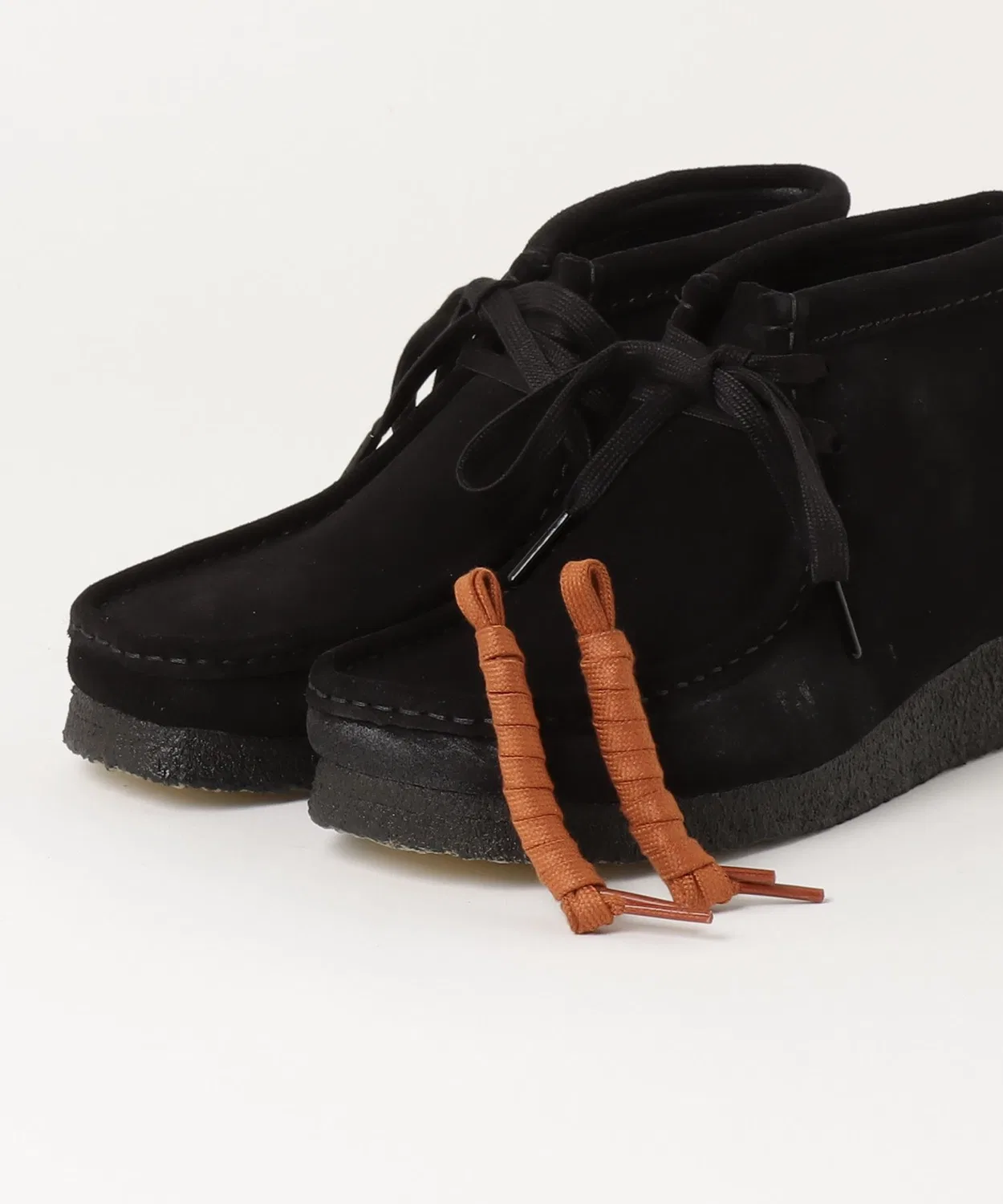 Ботинки Wallabee Boot бренда CLARKS из замши, чёрный — фото 4