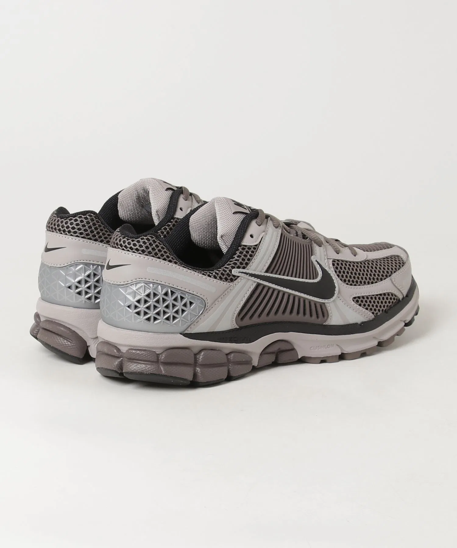 Мужские кроссовки NIKE Zoom Vomero 5 коричневые — фото 2