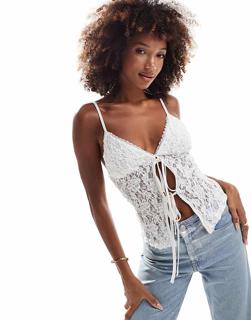 

ASOS DESIGN — топ на бретельках цвета слоновой кости с кружевом и разрезом спереди