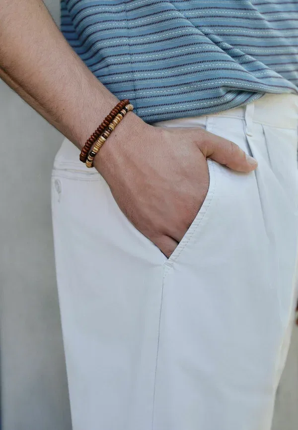 Брюки чинос Next, Regular tapered fit summerweight twin pleat, цвет кость