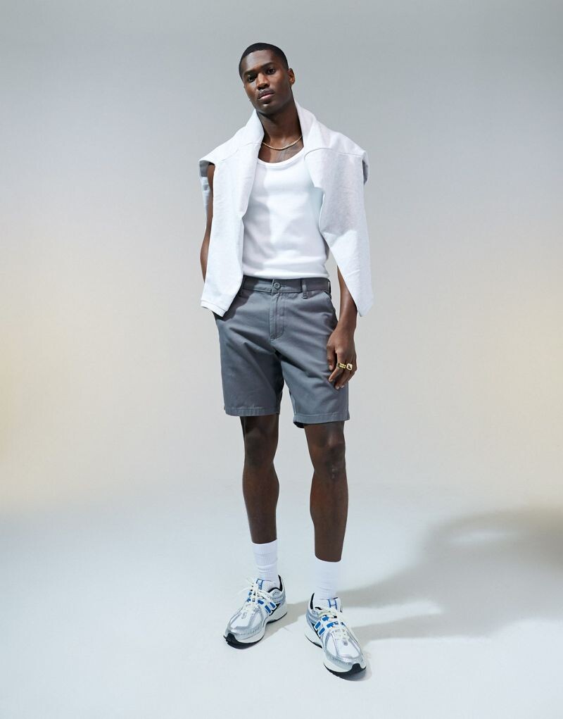 

Серые узкие эластичные шорты чинос ASOS DESIGN