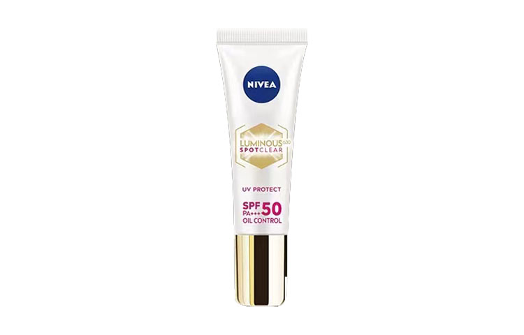 Набор Nivea Luminous630: дневной флюид SPF 50, 40 мл + миниатюры сыворотки для интенсивной борьбы с пигментацией, 10 мл*4 — фото 4