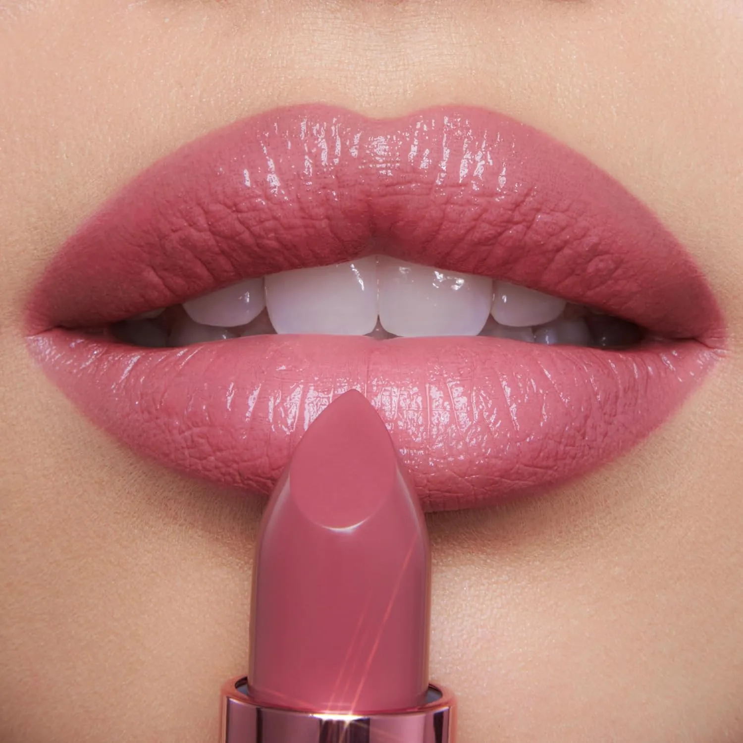 Помада Charlotte Tilbury KISSING - увлажняющая и питательная помада с светоотражающими пигментами для сияющего финиша и визуального увеличения объема губ., Multicolor — фото 4