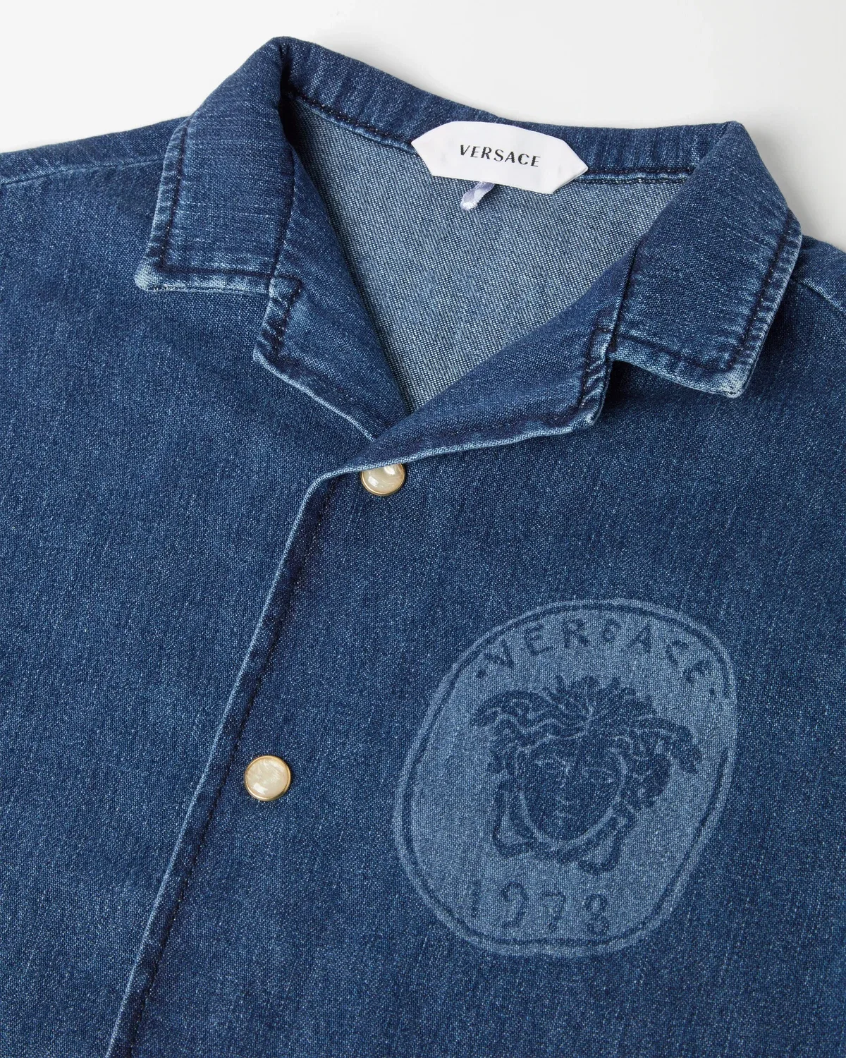 Детская джинсовая рубашка с лазерной обработкой Versace, синий — фото 3
