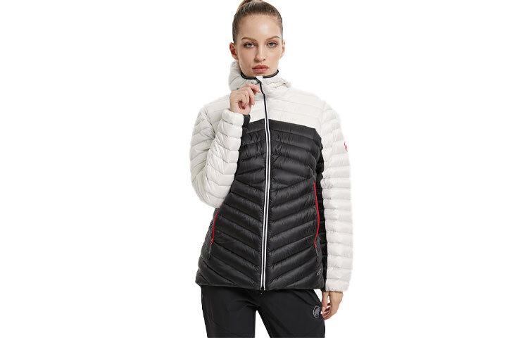 

Широкая пуховая куртка женская Mammut, цвет Ice gentian blue