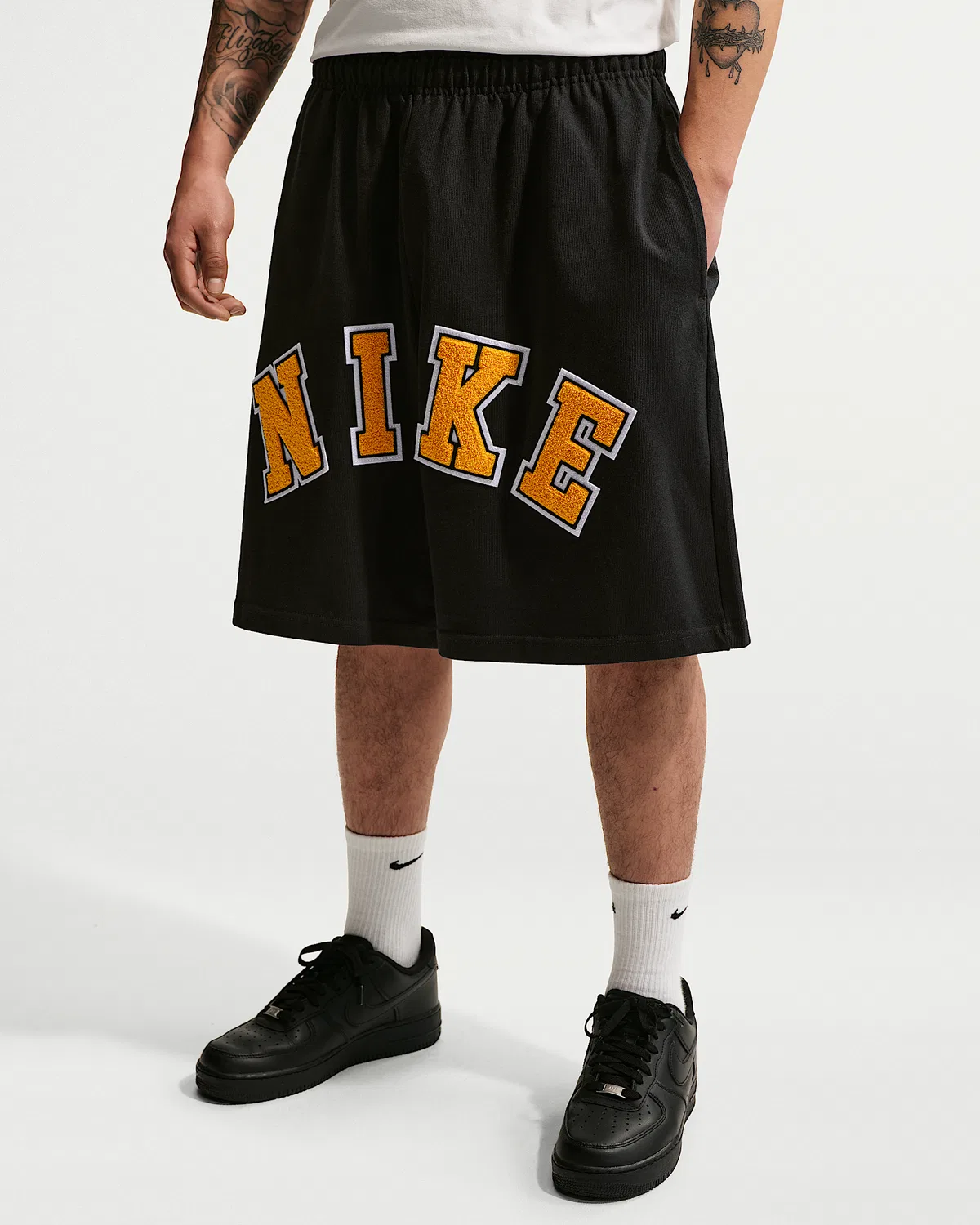 Мужские шорты средней плотности Nike Life, Black/University Gold — фото 2