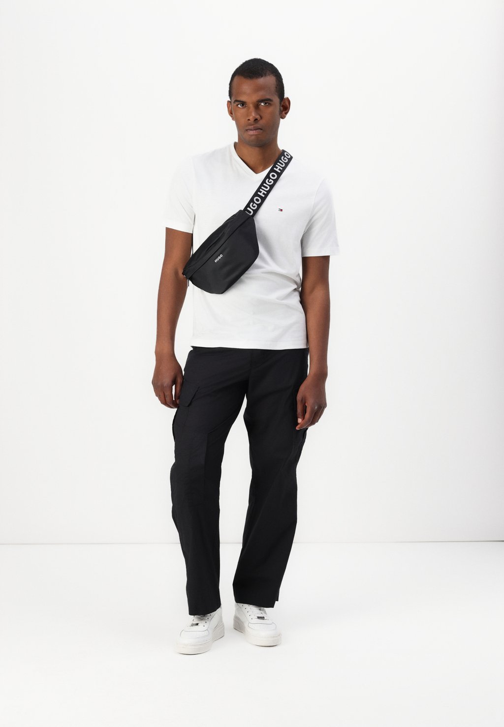 Базовая футболка ESSENTIAL V NECK Tommy Hilfiger, белый — фото 2