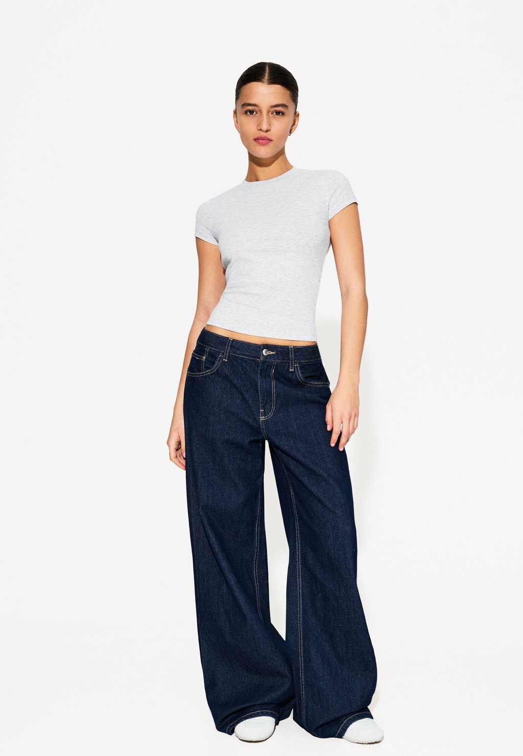 

Базовая футболка SHORT SLEEVES WITH A ROUND NECK Bershka, темно-серый