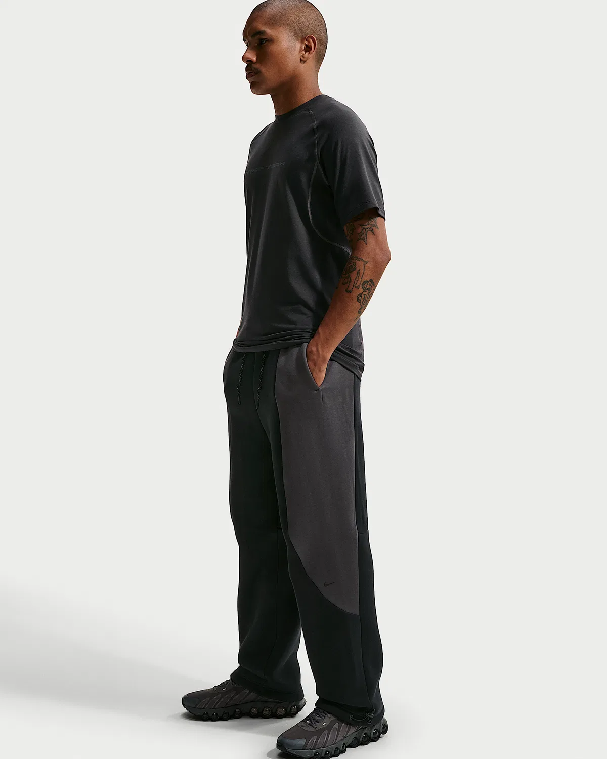 Мужские флисовые штаны Nike Tech с цветовой блокировкой и открытым низом, Black/Anthracite/Black — фото 4