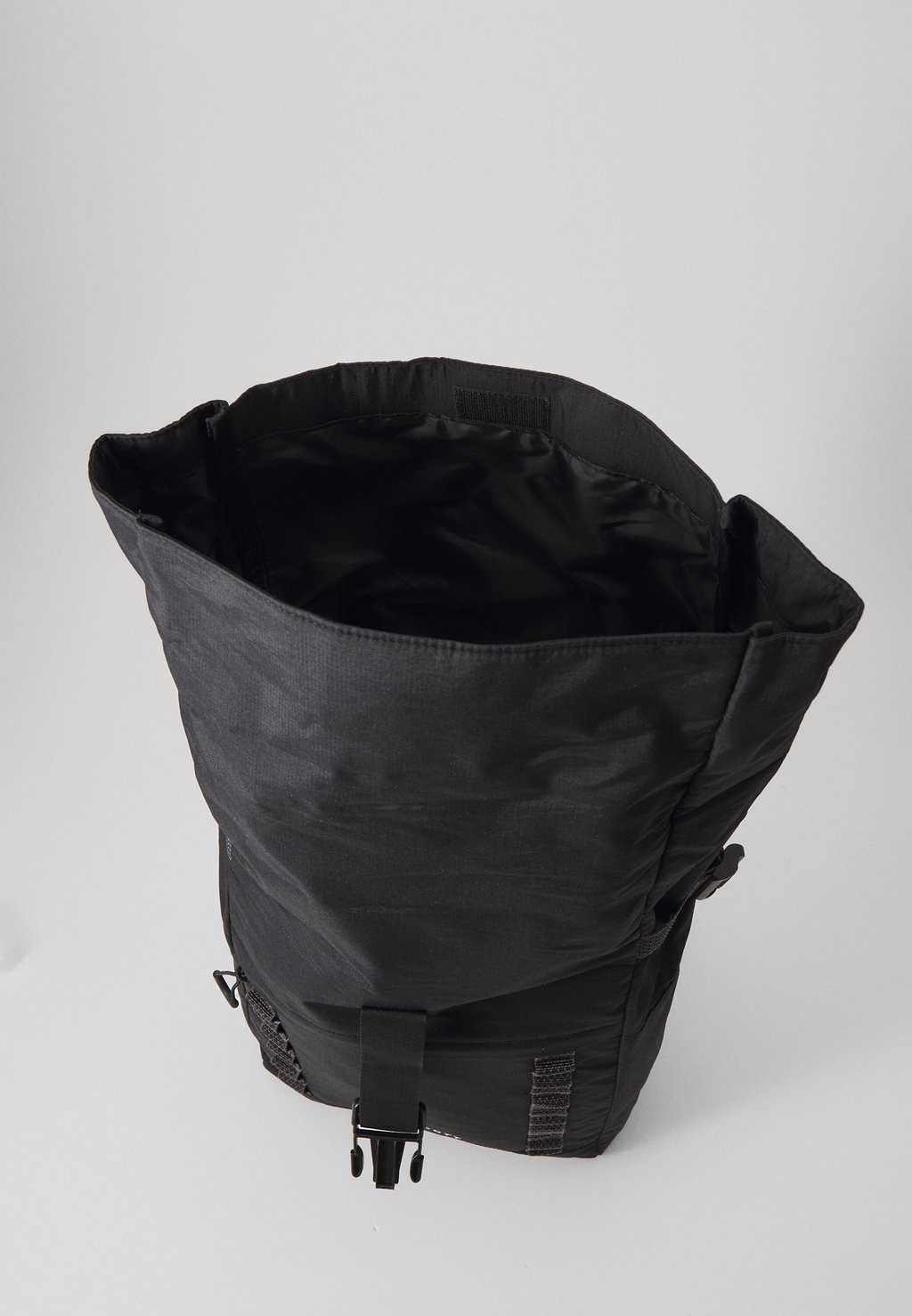 

Рюкзак RIPSTOP ROLLTOP UNISEX Lyle & Scott, черный