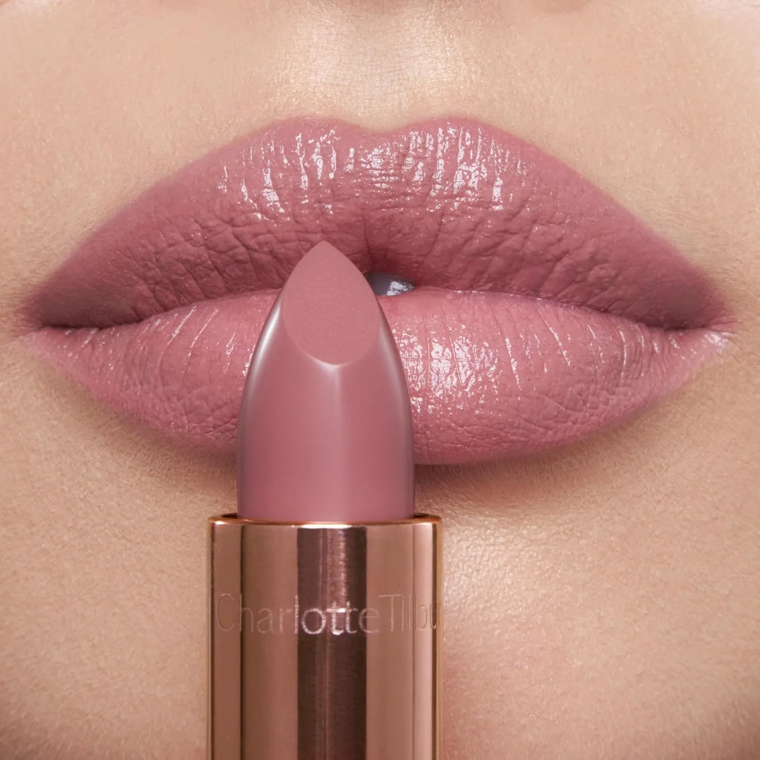 Помада Charlotte Tilbury KISSING - увлажняющая и питательная помада с светоотражающими пигментами для сияющего финиша и визуального увеличения объема губ., Pillow Talk Fair - cool toned pink — фото 3