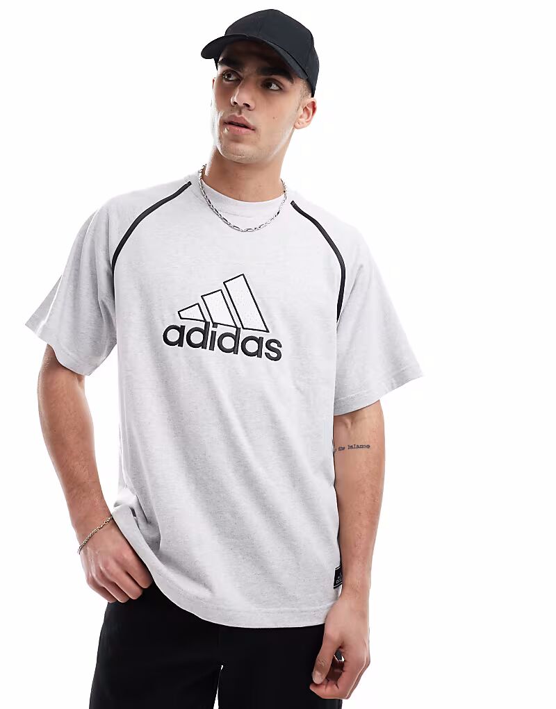 

Футболка Adidas Originals серого цвета с контрастной нашивкой