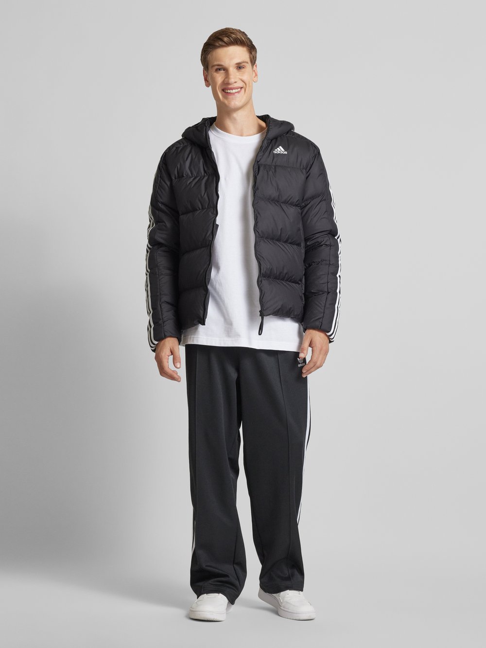 

Стеганая куртка с этикеткой ADIDAS SPORTSWEAR, черный