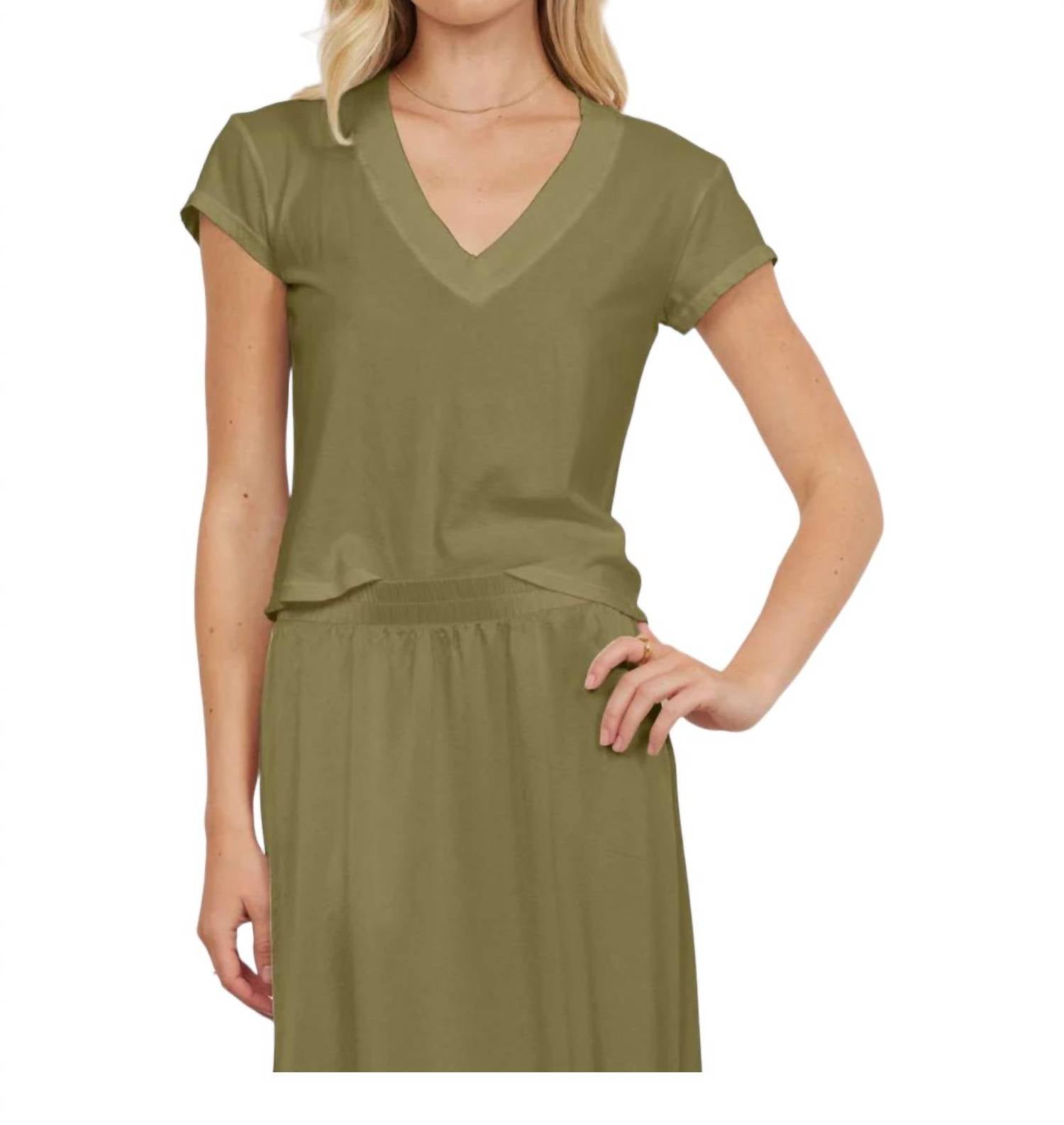 

Футболка Suri Organic Deep V Tee цвета Moss LAmade