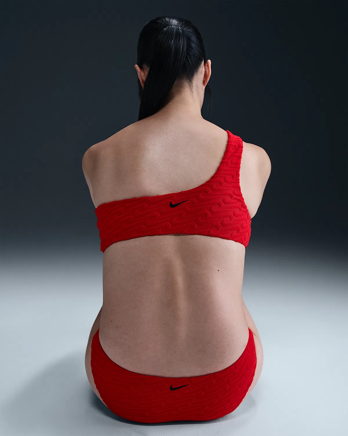 Женский асимметричный топ-бикини из махры Nike Swim Swoosh Link, University Red — фото 2