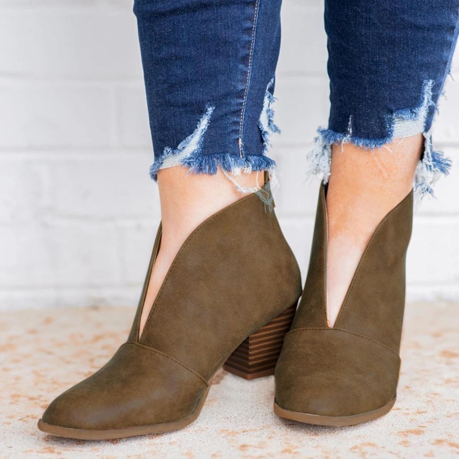 Ботинки Hbeylia Dress Boots для женщин, модные, свободного кроя, с леопардовым принтом, однотонные, кожаные, с глубоким V-образным вырезом, круглым носком, на массивном каблуке, без застежек, короткие зимние и осенние ботинки для свадьбы и Рожде... — фото 2