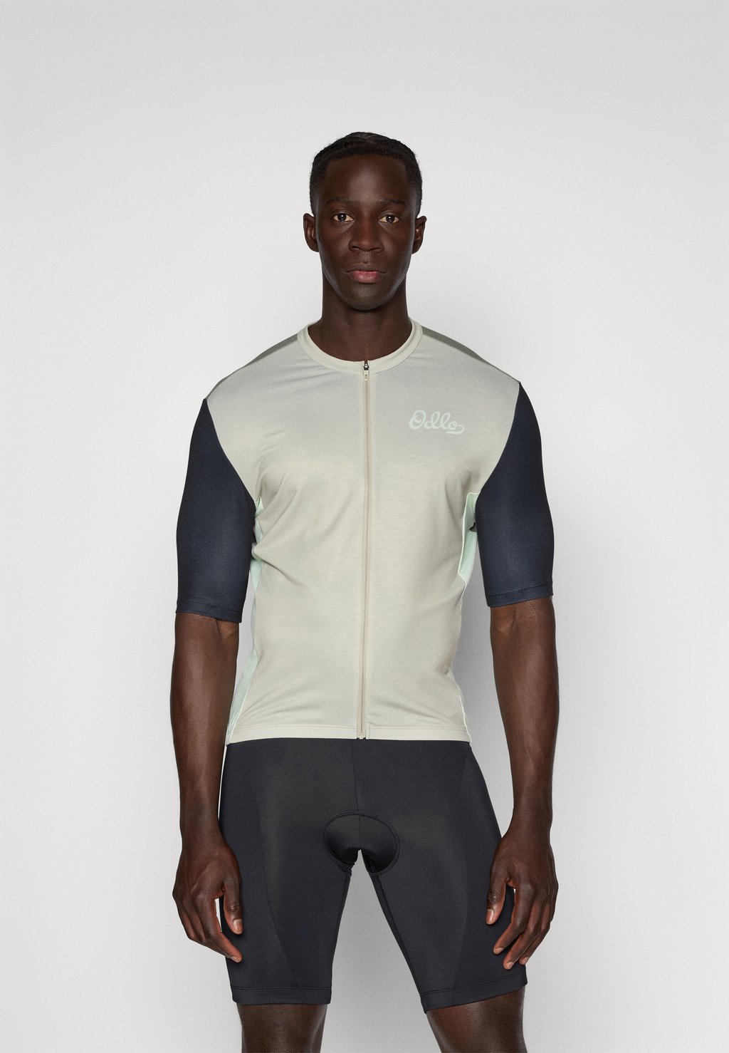 

Велосипедная майка COLLAR FULL ZIP ESSENTIAL HERITAGE PRINT ODLO, серый