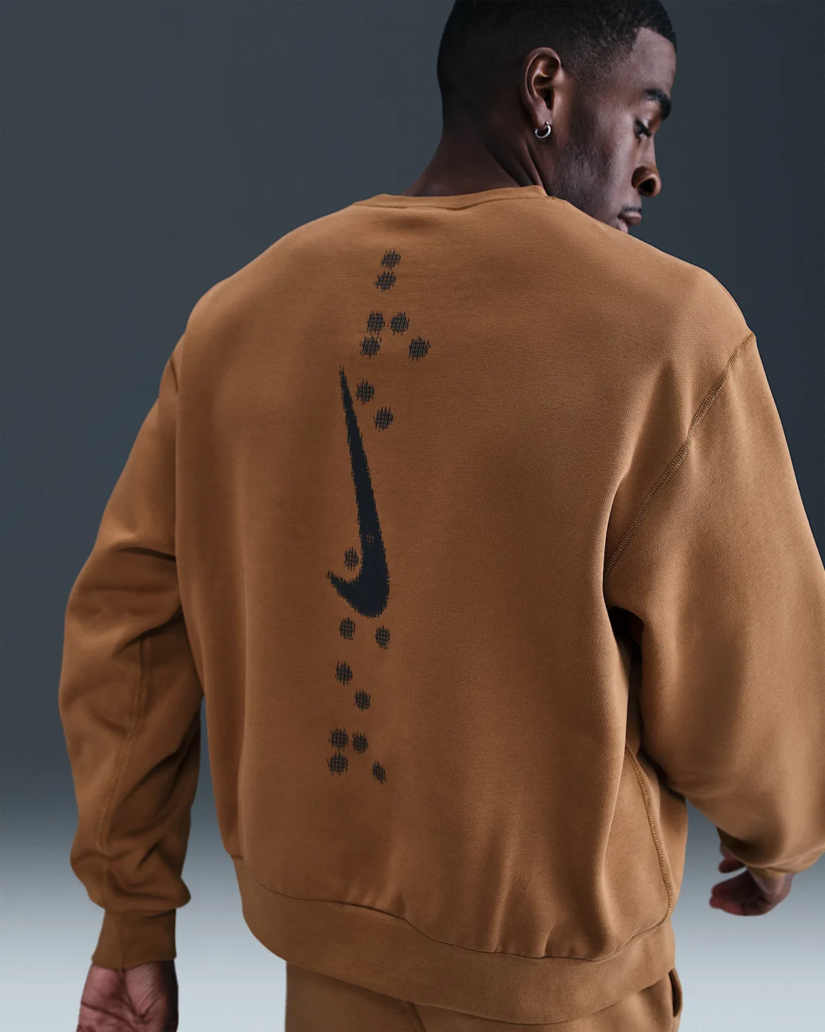 Мужская флисовая кофта с круглым воротом Nike Sportswear Club, Ale Brown — фото 2
