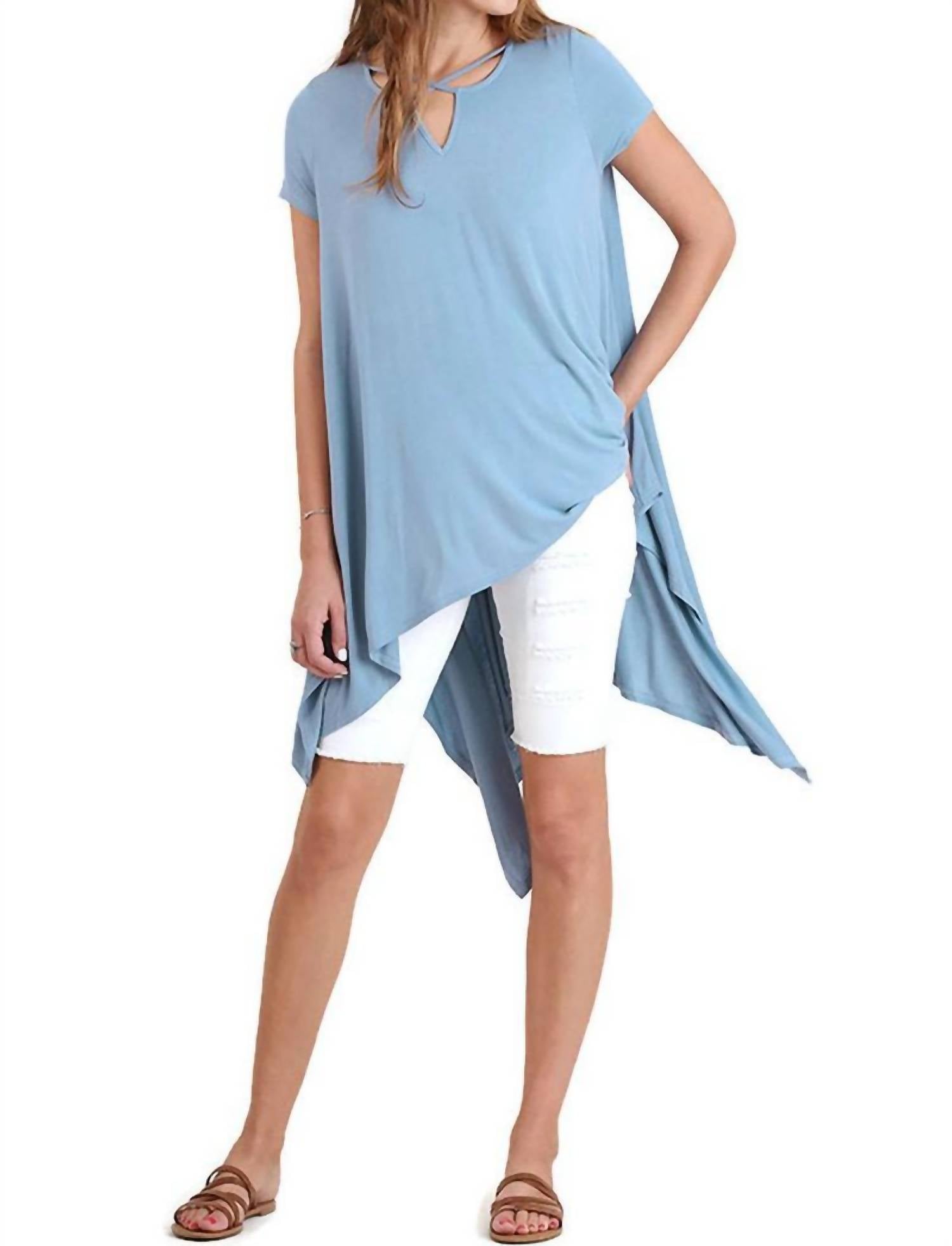 

Топ с коротким рукавом и асимметричным подолом в синем цвете Umgee